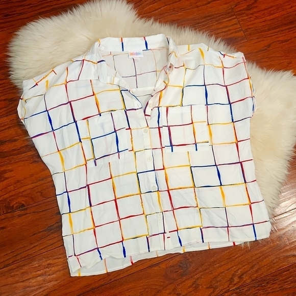 LuLaRoe Tops - LulaRoe Collared Button Front Abstract Short sleeved Blouse